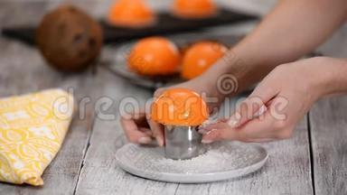 橙色热带摩丝蛋糕用椰子片装饰。 现代欧式蛋糕糕点